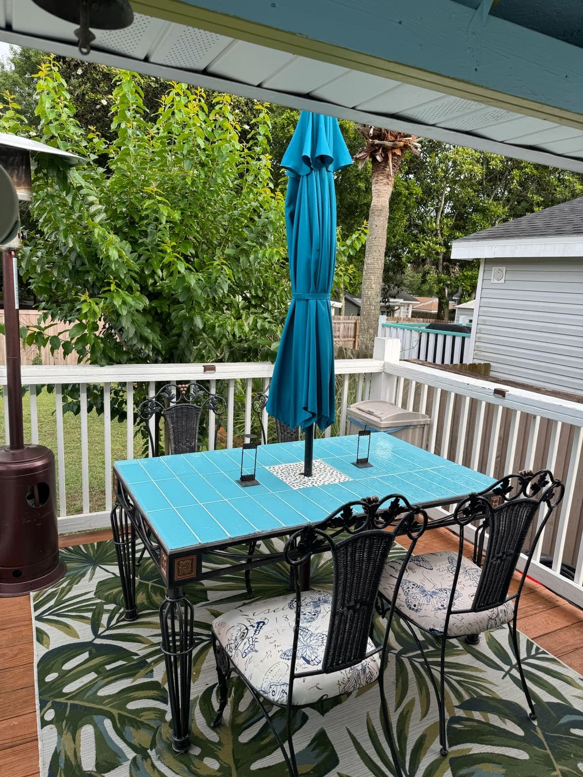 Alfresco dining on the deck