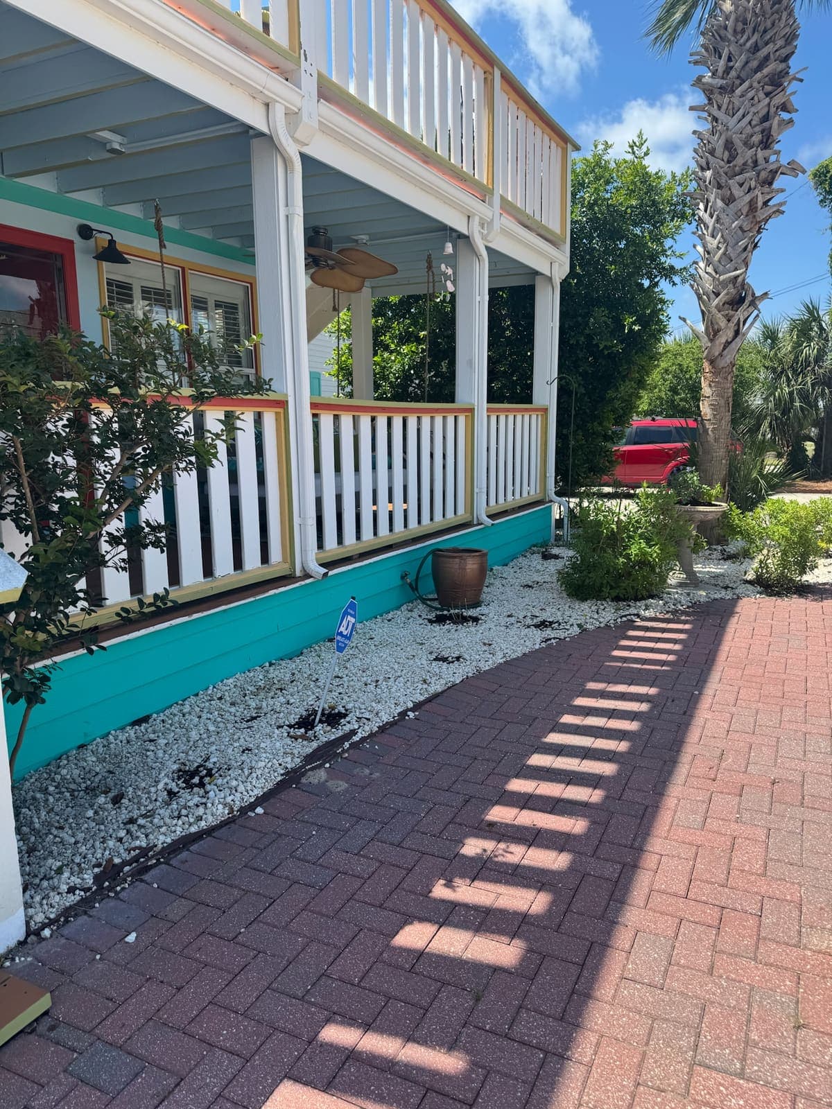 Aqua-Bleu Butterfly Cottage exterior
